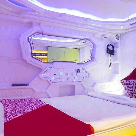Super Oyo 91328 Fiducia Capsule Hotel Джакарта Экстерьер фото