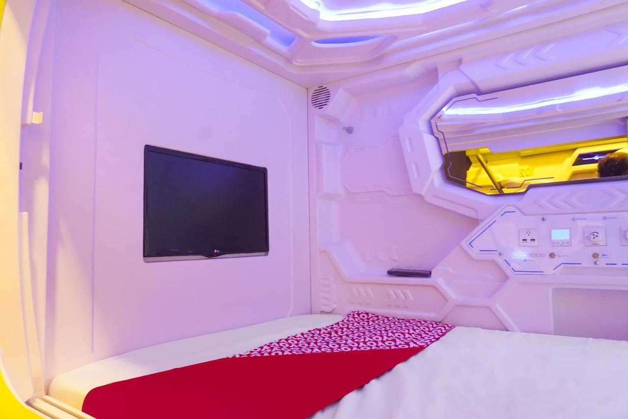 Super Oyo 91328 Fiducia Capsule Hotel Джакарта Экстерьер фото