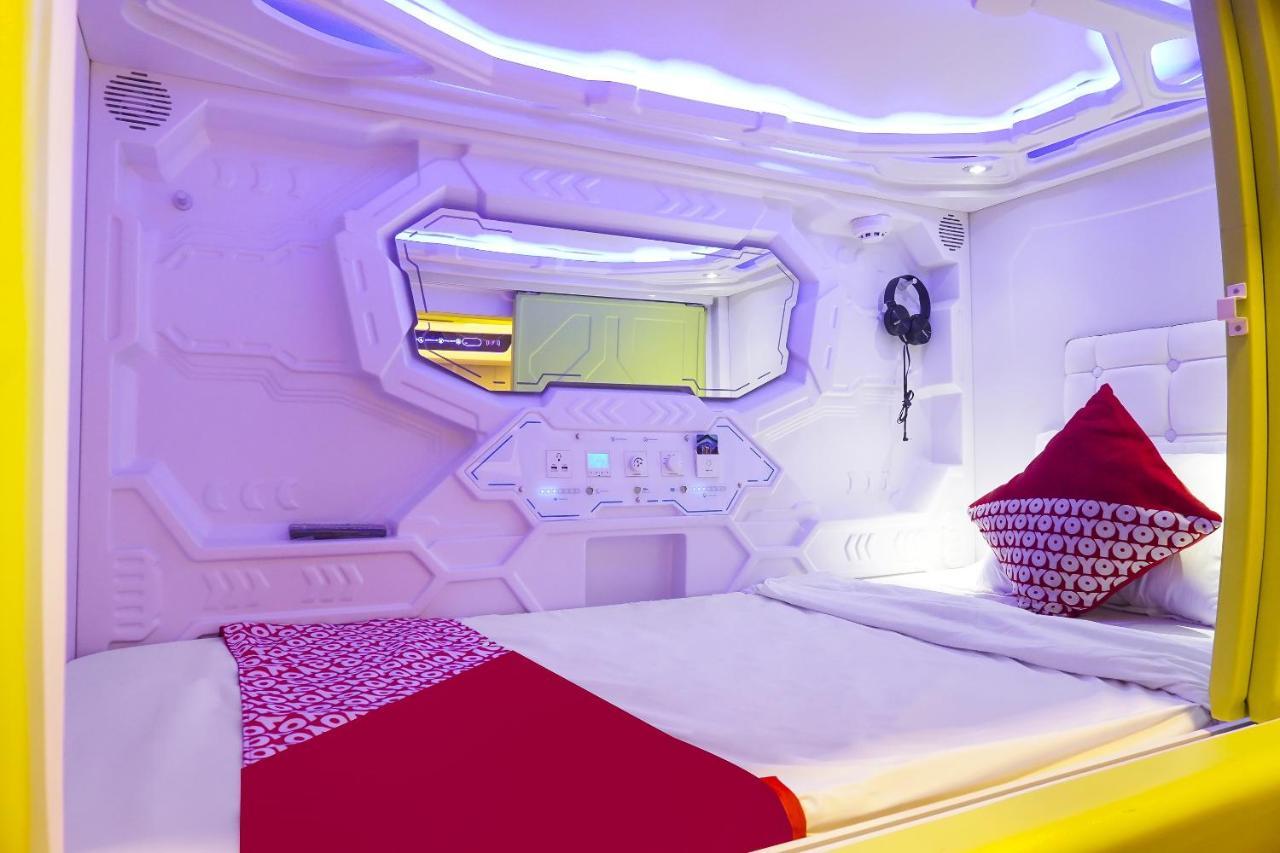 Super Oyo 91328 Fiducia Capsule Hotel Джакарта Экстерьер фото