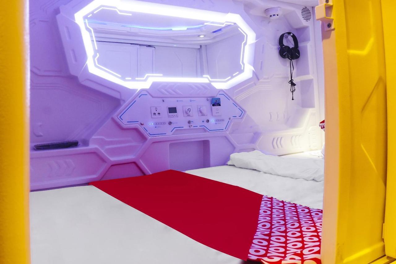 Super Oyo 91328 Fiducia Capsule Hotel Джакарта Экстерьер фото