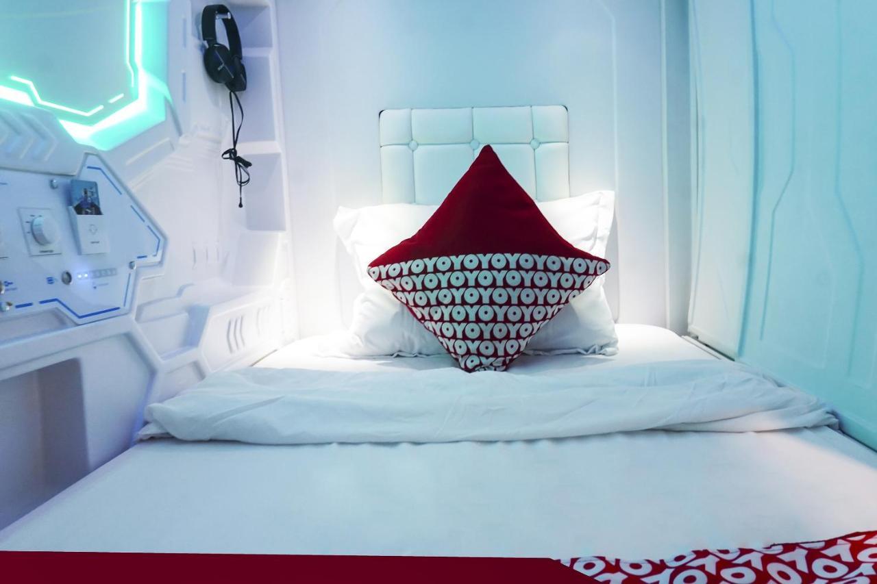 Super Oyo 91328 Fiducia Capsule Hotel Джакарта Экстерьер фото