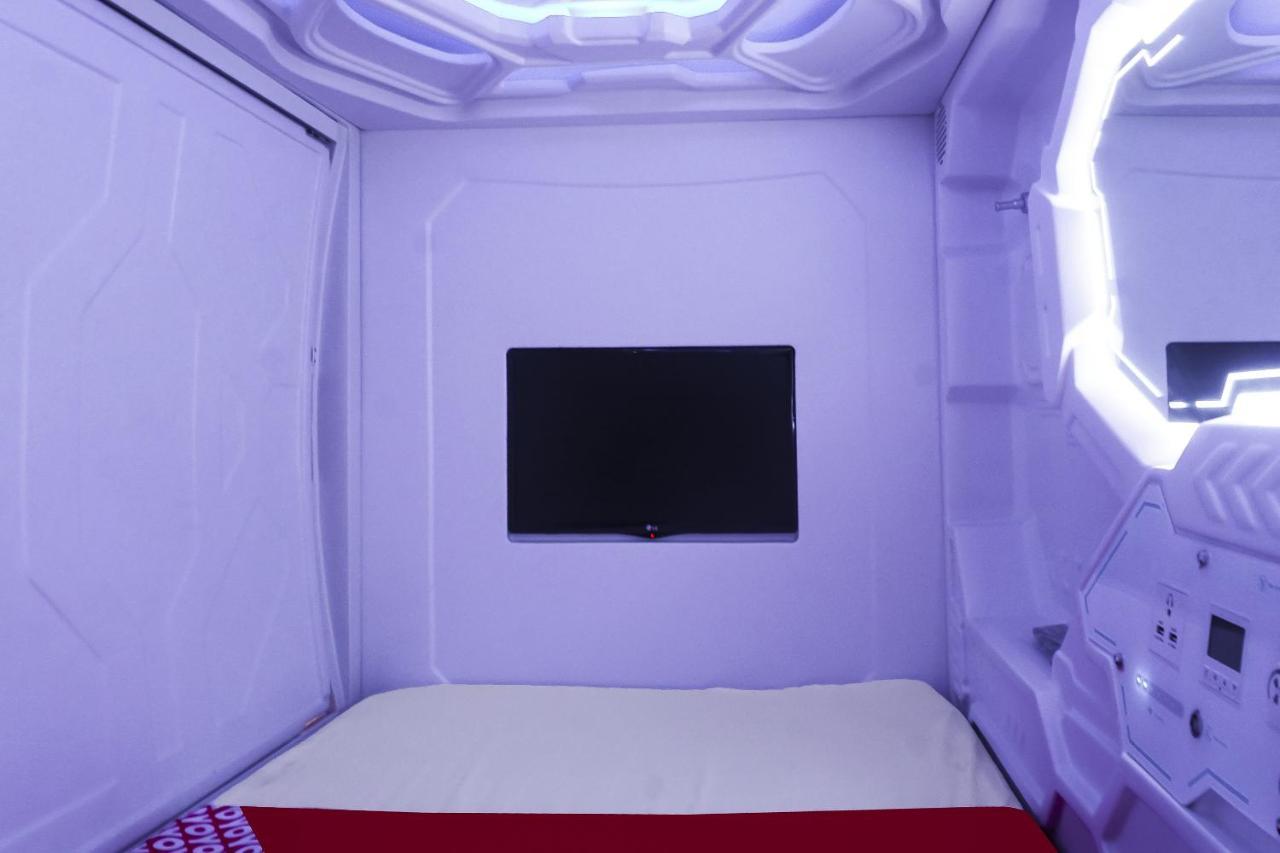 Super Oyo 91328 Fiducia Capsule Hotel Джакарта Экстерьер фото