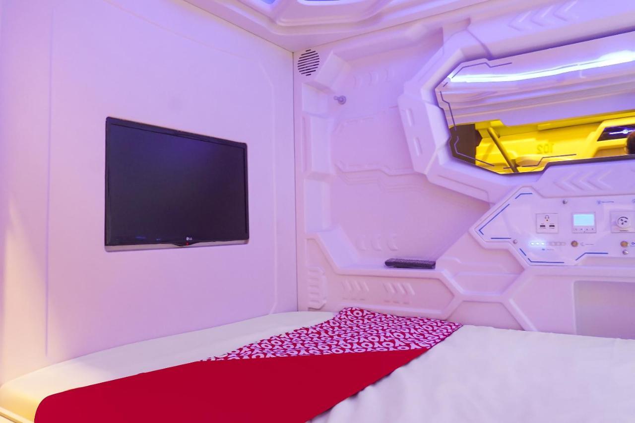 Super Oyo 91328 Fiducia Capsule Hotel Джакарта Экстерьер фото