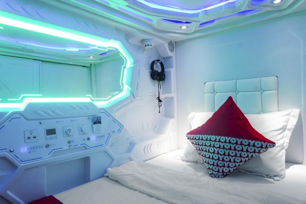 Super Oyo 91328 Fiducia Capsule Hotel Джакарта Экстерьер фото