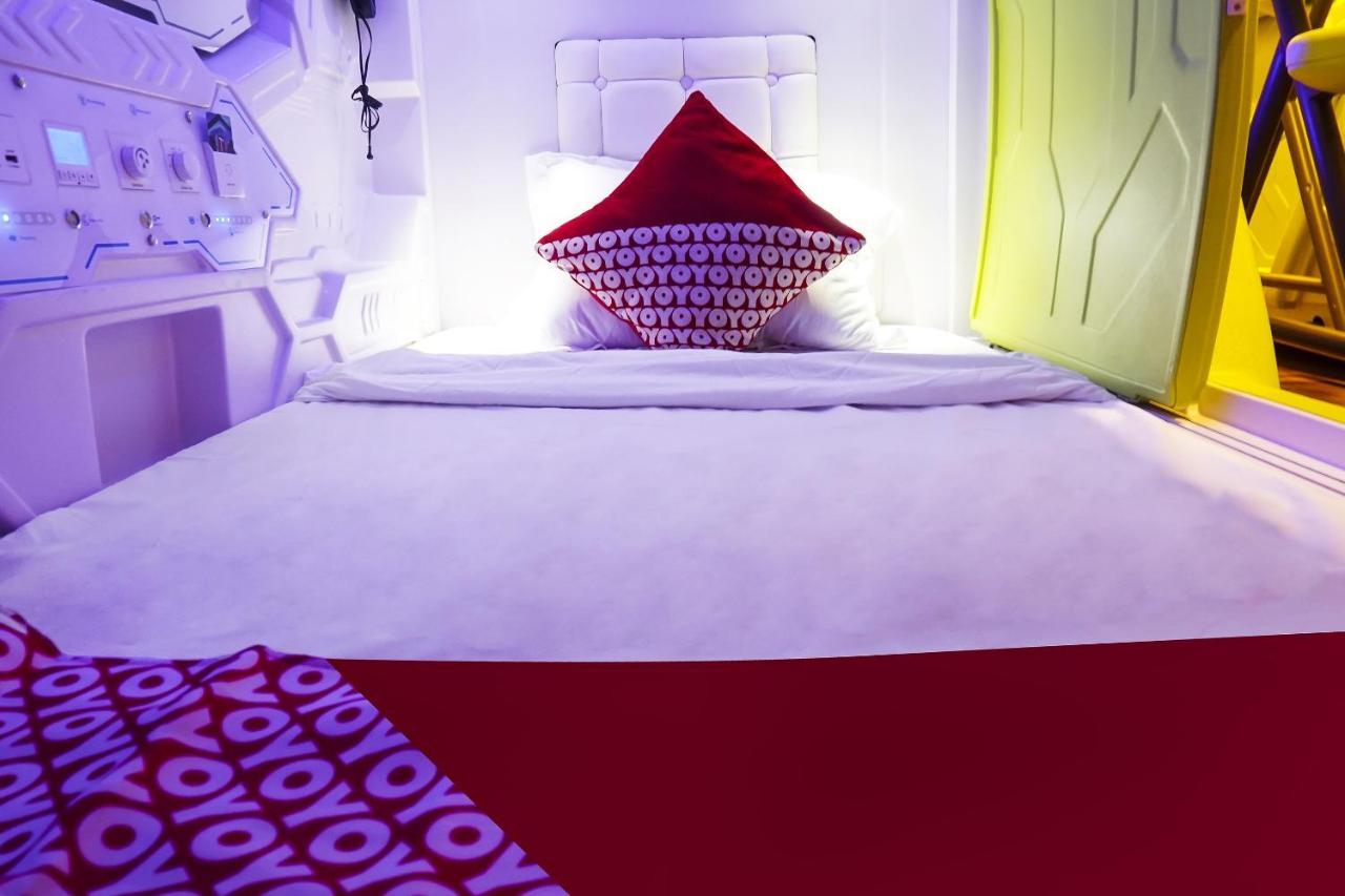 Super Oyo 91328 Fiducia Capsule Hotel Джакарта Экстерьер фото